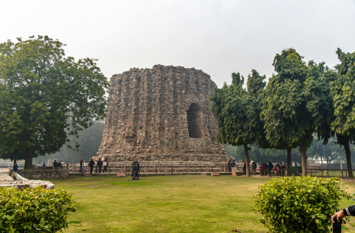 Qutb Minar – Delhi’s Tower of Power That Refused to Fall (Even When Everything Else Did)