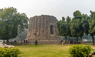 Qutb Minar – Delhi’s Tower of Power That Refused to Fall (Even When Everything Else Did)